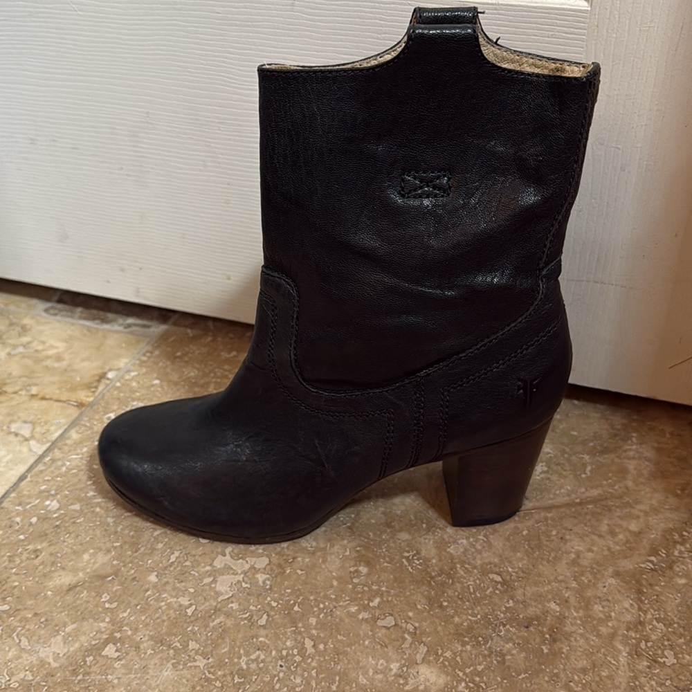 Frye black leather boots size 8 very gently used